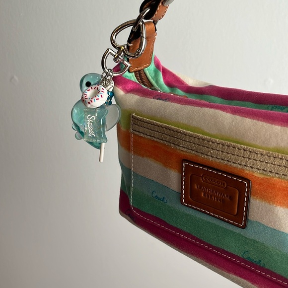 Holographic Dinosaur Keychain with Heart Clip - Picture 3 of 3